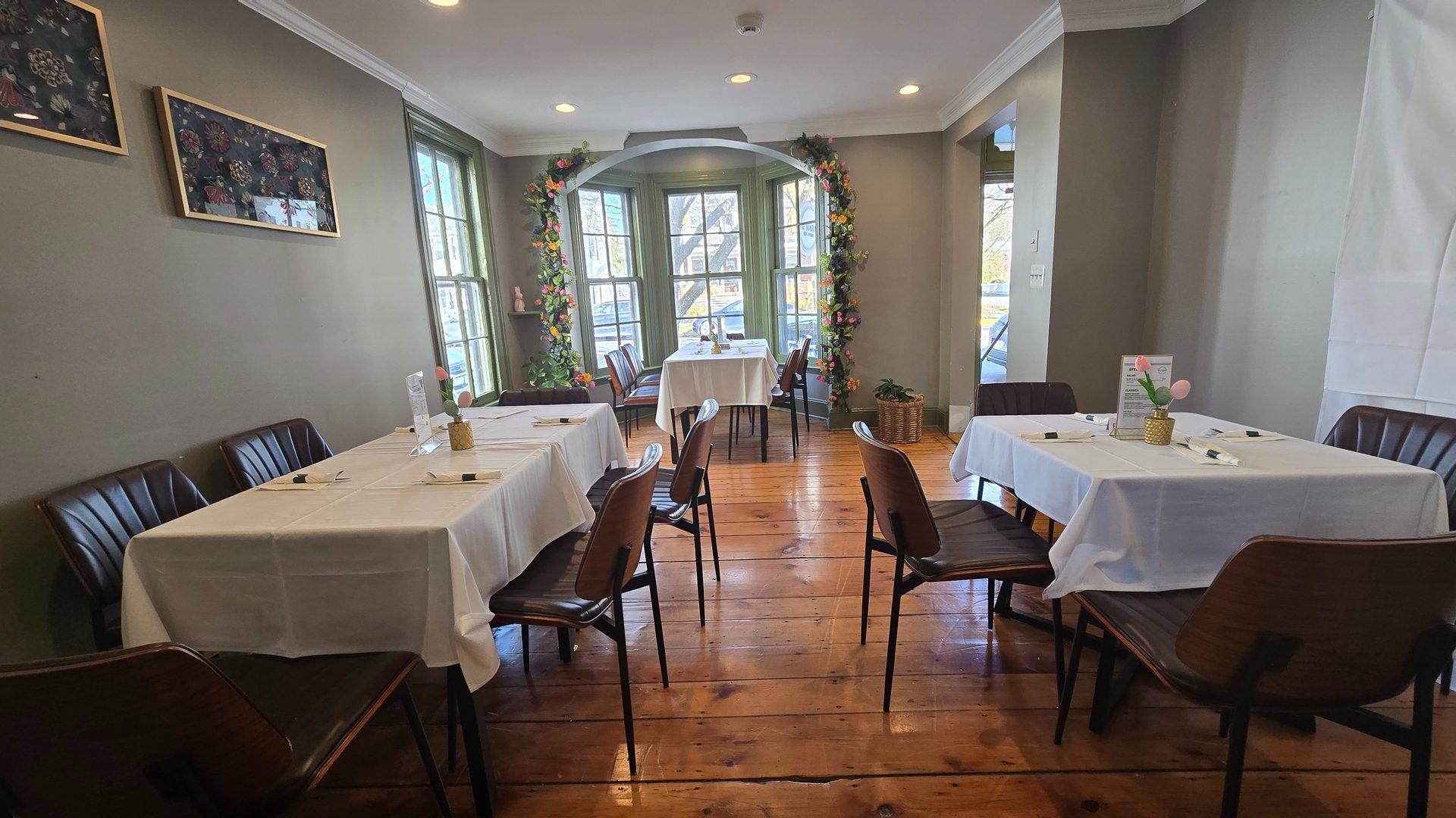 Relaxed Dine-In Experience